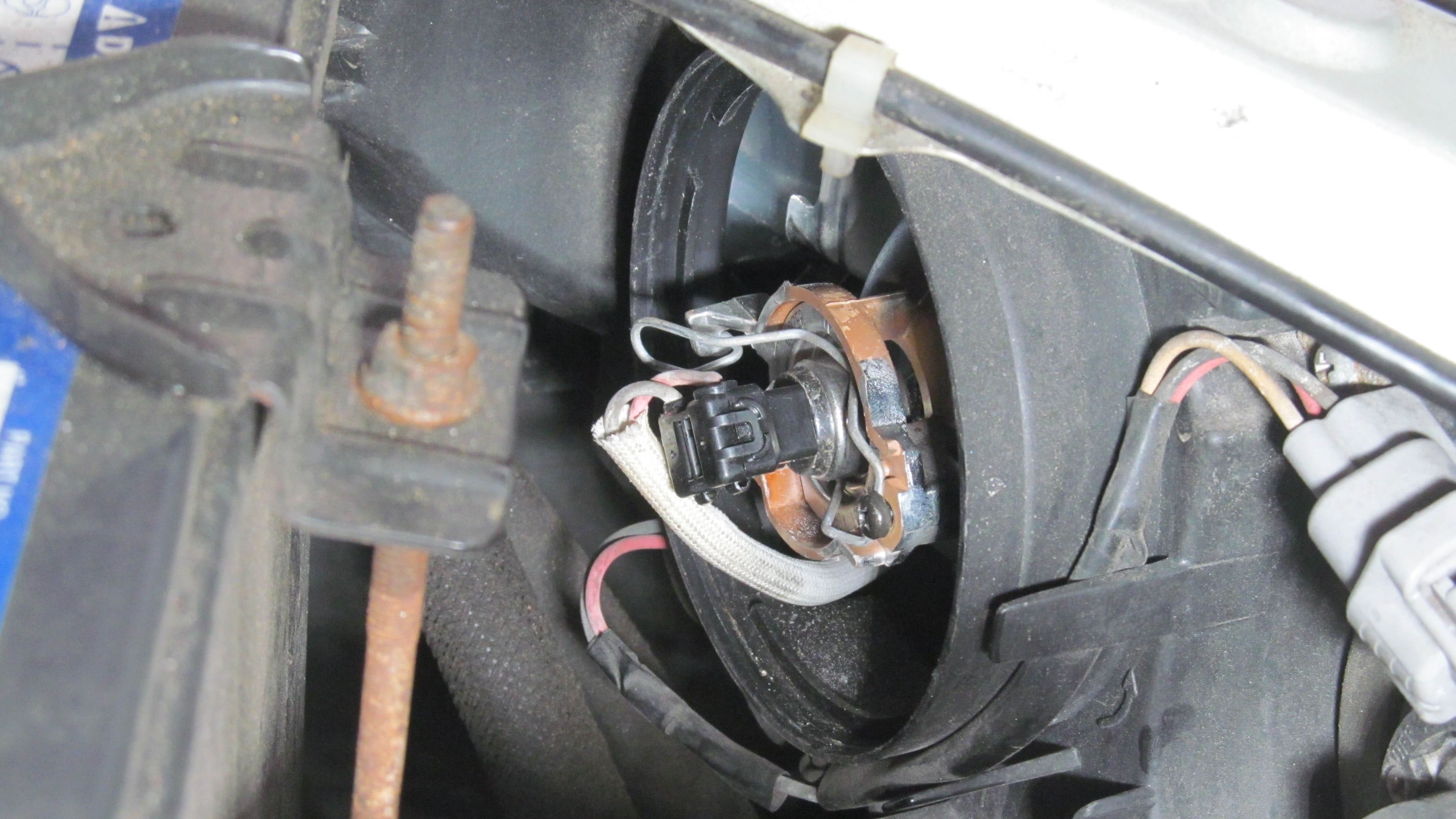 How To (Quickly) Change Your Car's Headlights | Advance Auto Parts